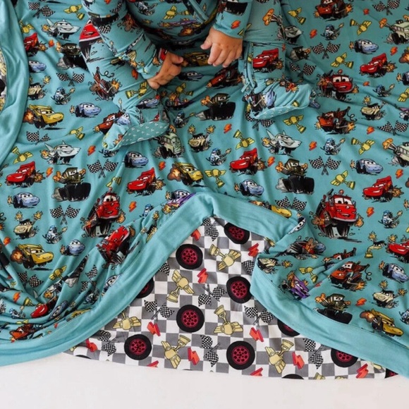 NEW POSH PEANUT DISNEY PIXAR CARS & PISTON CUP LUXE PATOO® BLANKET - Picture 3 of 4